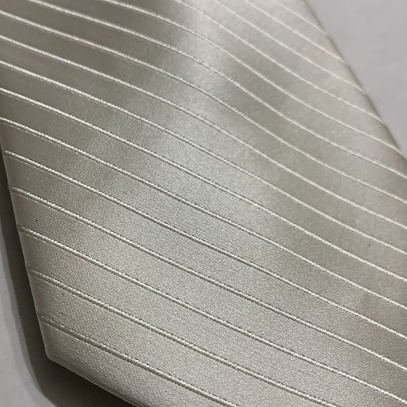 Cream Striped 100 % silk tie by Jones New York - Picture 3 of 5